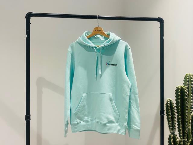 Serigaur, empresa de impresión textil en Gipuzkoa. Sudaderas personalizadas en algodón orgánico con tintas ecológicas GOTS. Ejemplo: Centro Educativo Nazaret de San Sebastián.