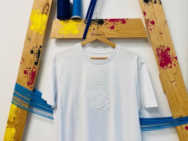 Camiseta con efecto relieve o emboss textil. Modo de lavado.
