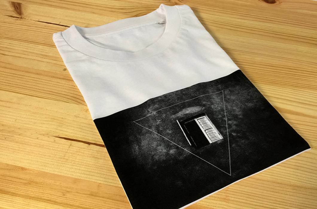 Impresión digital textil sobre camiseta de algodón orgánico.